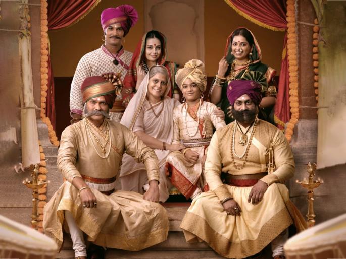 Ajay purkar shivani rangole movie tanaji malusare new poster out | 'आधी लगीन कोंढाण्याचं, मग माझ्या रायबाचं..', ‘सुभेदार’ चित्रपटातील तानाजी मालुसरेंच्या कुटुंबाची पहिली झलक Ajay purkar shivani rangole movie tanaji malusare new poster out | 'आधी लगीन कोंढाण्याचं, मग माझ्या रायबाचं..', ‘सुभेदार’ चित्रपटातील तानाजी मालुसरेंच्या कुटुंबाची पहिली झलक