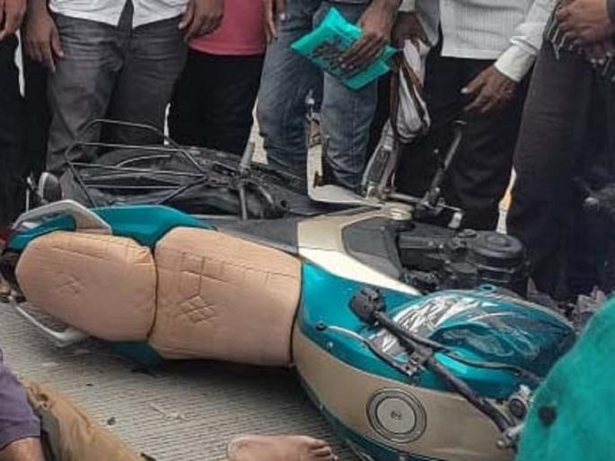 Two on a two-wheeler died in a horrific accident on the Dharur-Telgaon road | धारुर-तेलगाव रस्त्यावर भीषण अपघातात दुचाकीवरील दोघांचा मृत्यू Two on a two-wheeler died in a horrific accident on the Dharur-Telgaon road | धारुर-तेलगाव रस्त्यावर भीषण अपघातात दुचाकीवरील दोघांचा मृत्यू
