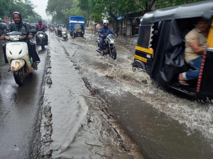 Heavy rains in Bhiwandi cause loss of citizens; Water on the road | भिवंडीत मुसळधार पावसामुळे नागरिकांची दैना; रस्त्यावर साचले पाणी Heavy rains in Bhiwandi cause loss of citizens; Water on the road | भिवंडीत मुसळधार पावसामुळे नागरिकांची दैना; रस्त्यावर साचले पाणी