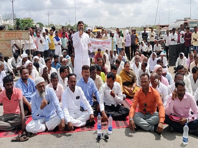 'give way to the village from the highway'; The villagers of Sangvi did the Rastraroko movement | 'हायवेवरून गावात जाण्यासाठी जागा द्या'; सांगवीत ग्रामस्थांनी केले रास्तारोको आंदोलन 'give way to the village from the highway'; The villagers of Sangvi did the Rastraroko movement | 'हायवेवरून गावात जाण्यासाठी जागा द्या'; सांगवीत ग्रामस्थांनी केले रास्तारोको आंदोलन