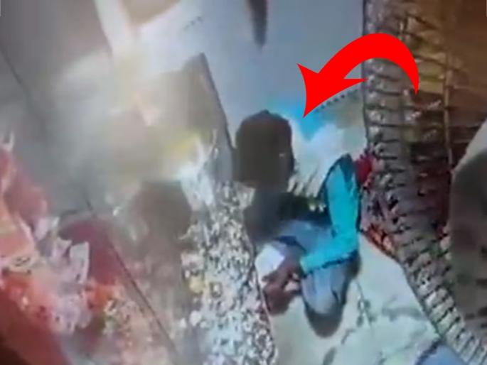 thief chant hanuman chalisa in temple offered 10 rupees then looted donation box | चोराचा कारनामा; मंदिरात हनुमान चालिसा वाचली, 10 रु. अर्पण केले अन् दानपेटीवर मारला डल्ला thief chant hanuman chalisa in temple offered 10 rupees then looted donation box | चोराचा कारनामा; मंदिरात हनुमान चालिसा वाचली, 10 रु. अर्पण केले अन् दानपेटीवर मारला डल्ला