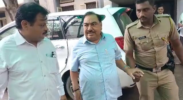 Eknath Khadse court against BJP MLA Mangesh chavan | एकनाथ खडसे पुन्हा चढले कोर्टाची पायरी! आता 'या' भाजप आमदाराच्या विरोधात खडसे कोर्टात... Eknath Khadse court against BJP MLA Mangesh chavan | एकनाथ खडसे पुन्हा चढले कोर्टाची पायरी! आता 'या' भाजप आमदाराच्या विरोधात खडसे कोर्टात...