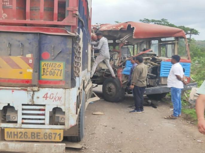 Truck - Bus head-on collision; 25 passengers including the driver were injured | ट्रक-बसची समोरासमोर धडक; चालकासह २५ प्रवासी जखमी 