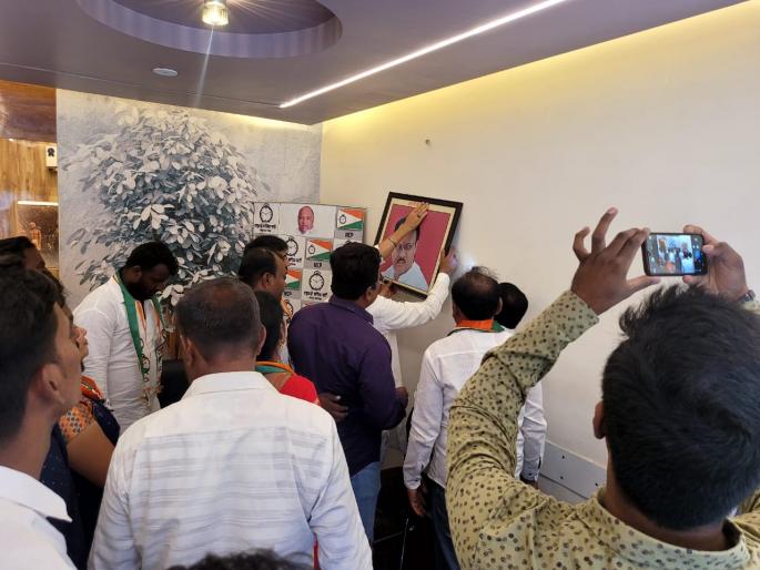 The photo taken by the Sharad Pawar group was brought by the Ajit Pawar group | शरद पवार गटाने काढलेला फोटो अजितदादा गटाने वाजत गाजत आणून लावला The photo taken by the Sharad Pawar group was brought by the Ajit Pawar group | शरद पवार गटाने काढलेला फोटो अजितदादा गटाने वाजत गाजत आणून लावला