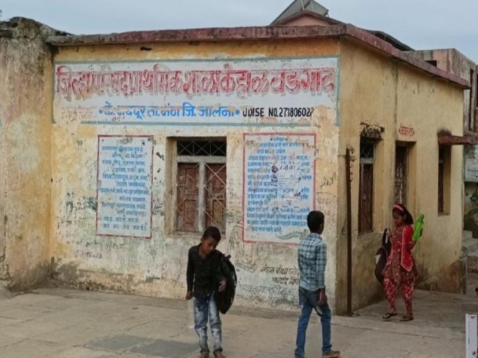 Waited but teacher not given by Jalana ZP despite demand; Finally 22 students cleared TC in 3 days | वाट पाहिली पण झेडपी शिक्षक देईना; अखेर ३ दिवसांत २२ विद्यार्थ्यांनी काढला टीसी Waited but teacher not given by Jalana ZP despite demand; Finally 22 students cleared TC in 3 days | वाट पाहिली पण झेडपी शिक्षक देईना; अखेर ३ दिवसांत २२ विद्यार्थ्यांनी काढला टीसी