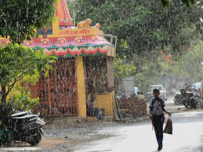 In Solapur from early morning; The water accumulated in the low-lying areas is only water | सोलापुरात पहाटेपासून संततधार; सखल भागात साचले पाणीच पाणी In Solapur from early morning; The water accumulated in the low-lying areas is only water | सोलापुरात पहाटेपासून संततधार; सखल भागात साचले पाणीच पाणी