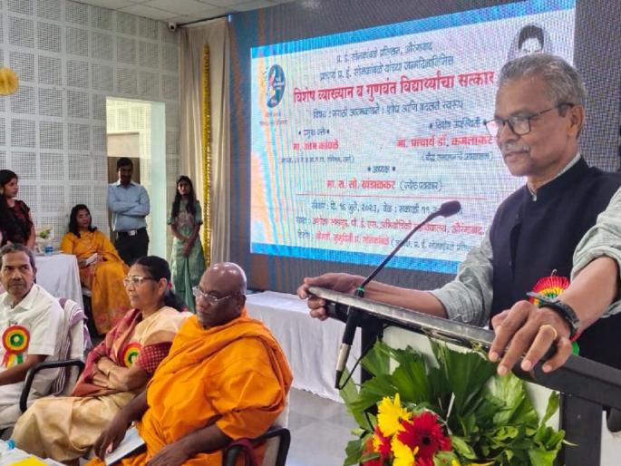 'Aathavaninche Pakshi' is the first Dalit autobiography: Uttam Kamble | ‘आठवणींचे पक्षी’ हेच पहिले दलित आत्मकथन : उत्तम कांबळे 'Aathavaninche Pakshi' is the first Dalit autobiography: Uttam Kamble | ‘आठवणींचे पक्षी’ हेच पहिले दलित आत्मकथन : उत्तम कांबळे