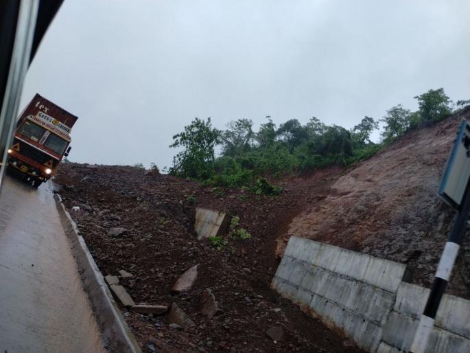landslides in Parshuram Ghat, Mumbai-Goa highway in Chiplun | परशुराम घाटात पुन्हा दरड कोसळली; मुंबई-गोवा महामार्गावर वाहतूक ठप्प landslides in Parshuram Ghat, Mumbai-Goa highway in Chiplun | परशुराम घाटात पुन्हा दरड कोसळली; मुंबई-गोवा महामार्गावर वाहतूक ठप्प