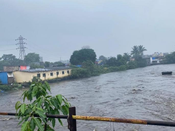 The lives of hundreds of people are exposed due to the inflow of Valdhuni river in Ulhasnagar | उल्हासनगरात वालधुनी नदीचे पाणी शिरल्याने शेकडोचे संसार उघडयावर The lives of hundreds of people are exposed due to the inflow of Valdhuni river in Ulhasnagar | उल्हासनगरात वालधुनी नदीचे पाणी शिरल्याने शेकडोचे संसार उघडयावर