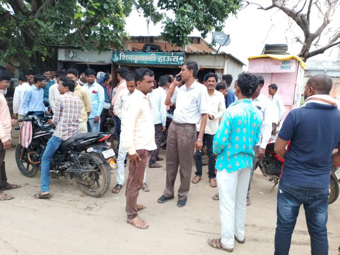 Aggressive villagers stopped the engineers of Mahavitaran in the village for transformer | रोहित्रासाठी आक्रमक ग्रामस्थांनी महावितरणच्या अभियंत्यांना गावातच थांबवून ठेवले Aggressive villagers stopped the engineers of Mahavitaran in the village for transformer | रोहित्रासाठी आक्रमक ग्रामस्थांनी महावितरणच्या अभियंत्यांना गावातच थांबवून ठेवले