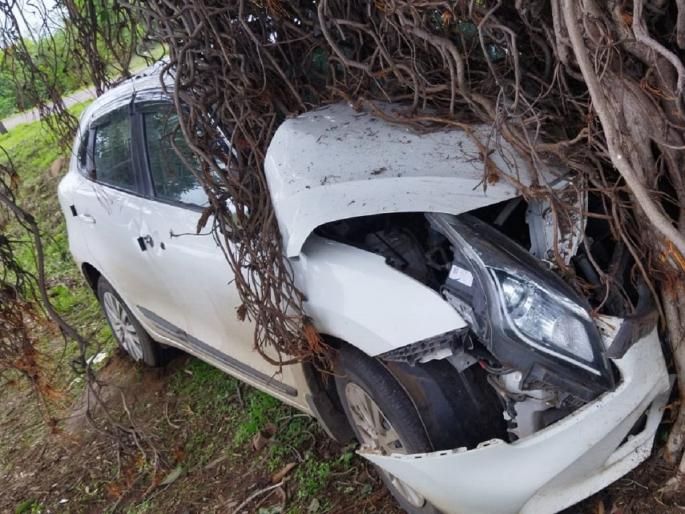 The speeding car lost control of the driver and crashed into a tree; Two people including an engineer were killed | भरधाव कार चालकाचे नियंत्रण सुटून झाडावर आदळली; अभियंत्यासह दाेघे ठार The speeding car lost control of the driver and crashed into a tree; Two people including an engineer were killed | भरधाव कार चालकाचे नियंत्रण सुटून झाडावर आदळली; अभियंत्यासह दाेघे ठार