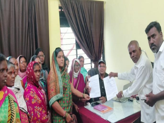 'Sir, save our family'; Women directly approached the Tehsil office for prohibition of alcohol in the village | 'साहेब, आमचे संसार वाचवा'; गावात दारूबंदीसाठी महिलांनी गाठले थेट तहसील कार्यालय 'Sir, save our family'; Women directly approached the Tehsil office for prohibition of alcohol in the village | 'साहेब, आमचे संसार वाचवा'; गावात दारूबंदीसाठी महिलांनी गाठले थेट तहसील कार्यालय