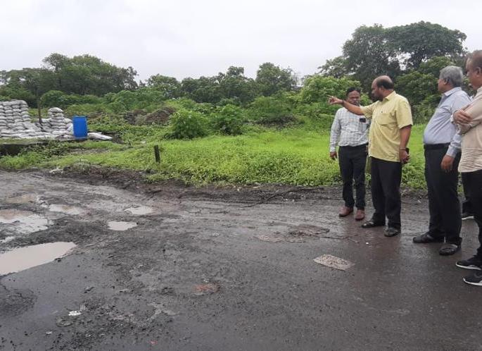 The work of filling pits should be continued day and night in two to three groups says arjun ahire | खड्डे भरण्याचे काम दोन ते तीन गटांमध्ये दिवस रात्र चालू ठेवावे - अर्जुन अहिरे The work of filling pits should be continued day and night in two to three groups says arjun ahire | खड्डे भरण्याचे काम दोन ते तीन गटांमध्ये दिवस रात्र चालू ठेवावे - अर्जुन अहिरे