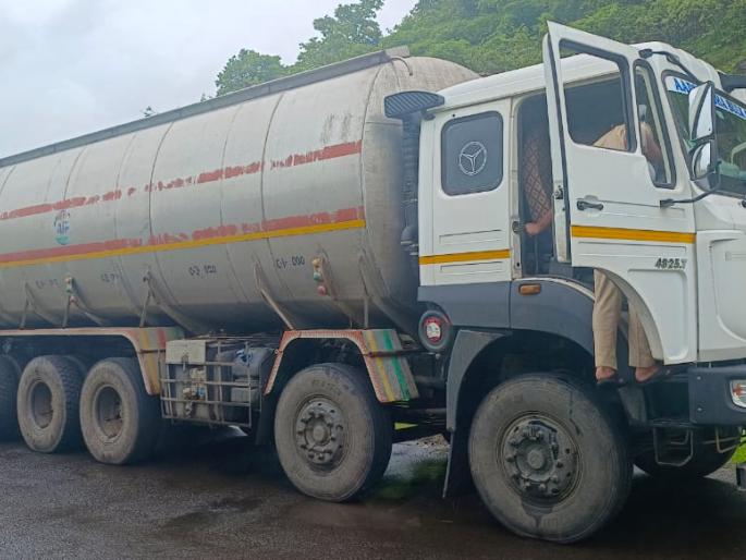 A tanker full of explosives is running on the highway, the police are running and there is nothing! | स्फोटकाने भरलेला टॅंकर महामार्गावर धावतोय, पोलिसांची धावाधाव अन् हाती काहीच नाही! A tanker full of explosives is running on the highway, the police are running and there is nothing! | स्फोटकाने भरलेला टॅंकर महामार्गावर धावतोय, पोलिसांची धावाधाव अन् हाती काहीच नाही!