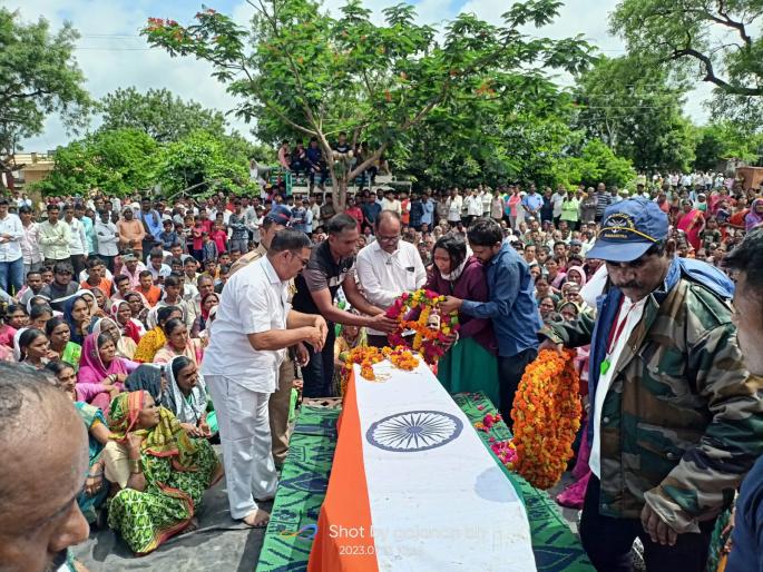 Funeral of the soldier in Waki Khurd with state honors | वाकी खुर्द येथील सैनिकावर शासकीय इतमामात अंत्यसंस्कार Funeral of the soldier in Waki Khurd with state honors | वाकी खुर्द येथील सैनिकावर शासकीय इतमामात अंत्यसंस्कार