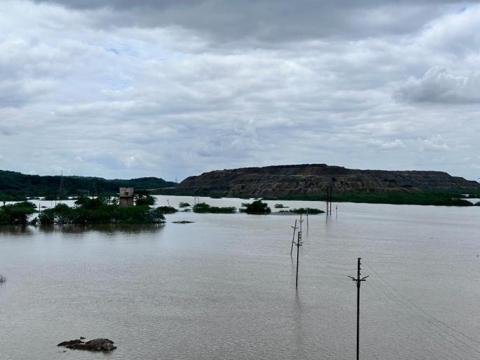 Kolgaon besieged by flood, communication lost; The flood situation is due to the soil of Vekoli | कोलगावला पुराचा वेढा, संपर्क तुटला; वेकोलीच्या मातीमुळेच पूरपरिस्थिती Kolgaon besieged by flood, communication lost; The flood situation is due to the soil of Vekoli | कोलगावला पुराचा वेढा, संपर्क तुटला; वेकोलीच्या मातीमुळेच पूरपरिस्थिती