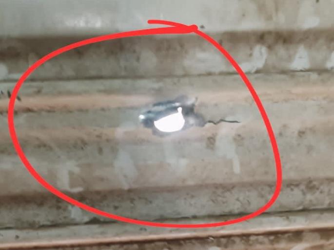 Old disputes flared up; Firing on family in front of house, youth seriously injured | जुना वाद उफाळून आला; घरासमोर कुटुंबावर गोळीबार, तरुण गंभीर जखमी Old disputes flared up; Firing on family in front of house, youth seriously injured | जुना वाद उफाळून आला; घरासमोर कुटुंबावर गोळीबार, तरुण गंभीर जखमी