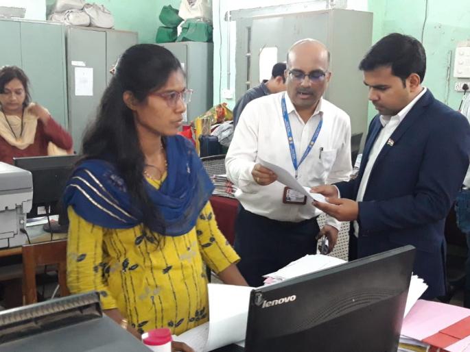 Collector's visit to Amravati, 93 personnel late | अमरावतीत जिल्हाधिकाऱ्यांची व्हिजिट, ९३ कर्मचारी लेटलतिफ Collector's visit to Amravati, 93 personnel late | अमरावतीत जिल्हाधिकाऱ्यांची व्हिजिट, ९३ कर्मचारी लेटलतिफ