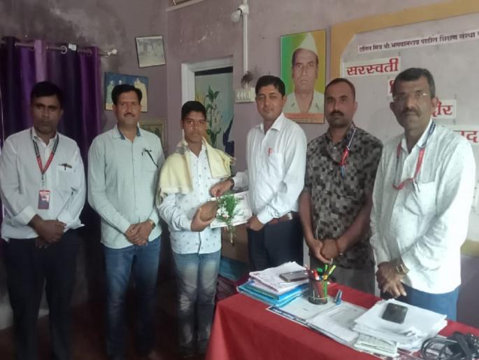 Sincerity of the student, 42 thousand rupees found on the road was taken home to the farmer | विद्यार्थ्याचा प्रामाणिकपणा, रस्त्यात सापडलेले ४२ हजार रुपये शेतकऱ्याला घरी नेऊन दिले Sincerity of the student, 42 thousand rupees found on the road was taken home to the farmer | विद्यार्थ्याचा प्रामाणिकपणा, रस्त्यात सापडलेले ४२ हजार रुपये शेतकऱ्याला घरी नेऊन दिले