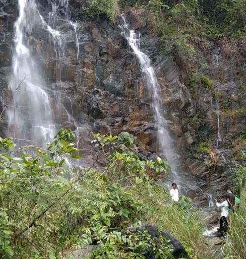 Drunken youths have fun on the waterfall in the sack risking their lives | जीव धोक्यात घालून बोरीतील धबधब्यावर मद्यपी तरुणांची मौजमजा