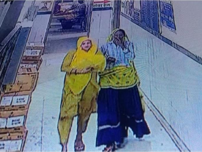 fake nurse picked up newborn from government hospital then absconded after sitting in suv car | खळबळजनक! खोटी नर्स बनून 'ती' सरकारी रुग्णालयात आली अन् नवजात बाळाला पळवलं fake nurse picked up newborn from government hospital then absconded after sitting in suv car | खळबळजनक! खोटी नर्स बनून 'ती' सरकारी रुग्णालयात आली अन् नवजात बाळाला पळवलं