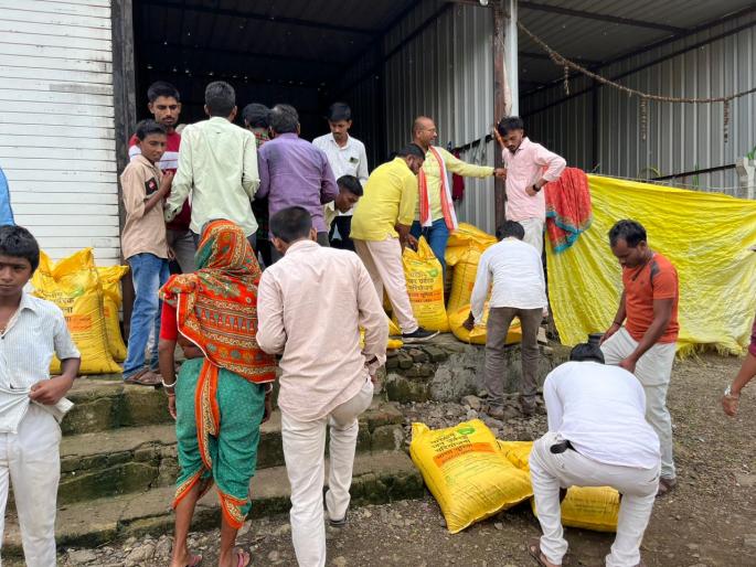 The protesters broke the seal of the warehouse of the agricultural center and distributed urea | आंदोलकांनी कृषी केंद्राच्या गोदामाचे सील तोडत युरियाचे केले वितरण The protesters broke the seal of the warehouse of the agricultural center and distributed urea | आंदोलकांनी कृषी केंद्राच्या गोदामाचे सील तोडत युरियाचे केले वितरण