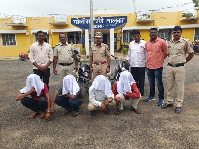 Hotel driver, workers beaten and robbed, four accused jailed within three hours | बिलावरून वाद घालत हॉटेल चालकास मारहाण करून लुटले; चार आरोपी तीन तासांत जेरबंद Hotel driver, workers beaten and robbed, four accused jailed within three hours | बिलावरून वाद घालत हॉटेल चालकास मारहाण करून लुटले; चार आरोपी तीन तासांत जेरबंद