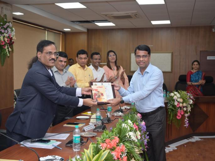 Ulhasnagar District Officer Karbhari honored with a special certificate by the District Collector | उल्हासनगर प्रांत अधिकारी कारभारी यांना जिल्हाधिकाऱ्याकडून विशेष प्रशिस्तपत्राने सन्मानित Ulhasnagar District Officer Karbhari honored with a special certificate by the District Collector | उल्हासनगर प्रांत अधिकारी कारभारी यांना जिल्हाधिकाऱ्याकडून विशेष प्रशिस्तपत्राने सन्मानित
