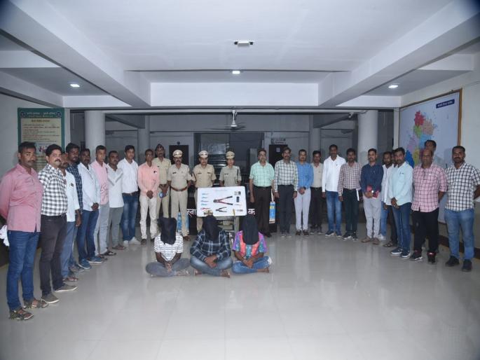 Three arrested in burglary; Eight crimes in three districts revealed by the gang | घरफोडीतील तिघे ताब्यात; तीन जिल्ह्यांतील आठ गुन्हे टोळीकडून उघडकीस Three arrested in burglary; Eight crimes in three districts revealed by the gang | घरफोडीतील तिघे ताब्यात; तीन जिल्ह्यांतील आठ गुन्हे टोळीकडून उघडकीस