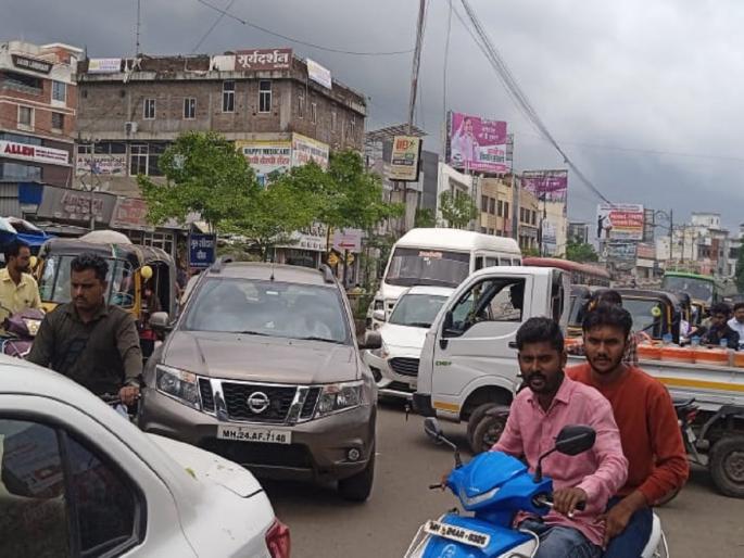 Traffic jam in front of Tehsil office of Latur; Intrusion of vehicles coming from the wrong side | लातूरच्या तहसील कार्यालयासमोर ट्रॅफिक जाम; राँग साइडने येणाऱ्या वाहनांची घुसखोरी Traffic jam in front of Tehsil office of Latur; Intrusion of vehicles coming from the wrong side | लातूरच्या तहसील कार्यालयासमोर ट्रॅफिक जाम; राँग साइडने येणाऱ्या वाहनांची घुसखोरी