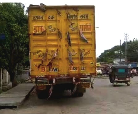 Three people were arrested for transporting livestock from containers! | कंटनेरमधून पशुधनाची वाहतूक करणाऱ्या तिघा जणांना अटक ! Three people were arrested for transporting livestock from containers! | कंटनेरमधून पशुधनाची वाहतूक करणाऱ्या तिघा जणांना अटक !