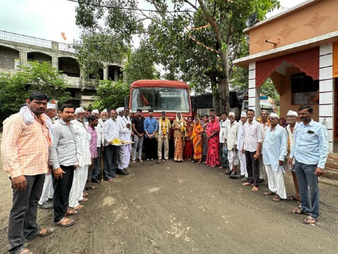 Lalpari landed in Lakhmapur after thirty years; Bus driver, carrier felicitated by villagers | तीस वर्षांनंतर लखमापूरात अवतरली लालपरी; चालक, वाहकाचा ग्रामस्थांनी केला सत्कार Lalpari landed in Lakhmapur after thirty years; Bus driver, carrier felicitated by villagers | तीस वर्षांनंतर लखमापूरात अवतरली लालपरी; चालक, वाहकाचा ग्रामस्थांनी केला सत्कार