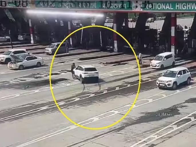 car broke the barrier and hit the toll plaza worker at chijarsi toll plaza in hapur | खळबळजनक! बॅरियर तोडून घेतला यू-टर्न... टोल प्लाझा गार्डला कारने चिरडण्याचा प्रयत्न car broke the barrier and hit the toll plaza worker at chijarsi toll plaza in hapur | खळबळजनक! बॅरियर तोडून घेतला यू-टर्न... टोल प्लाझा गार्डला कारने चिरडण्याचा प्रयत्न