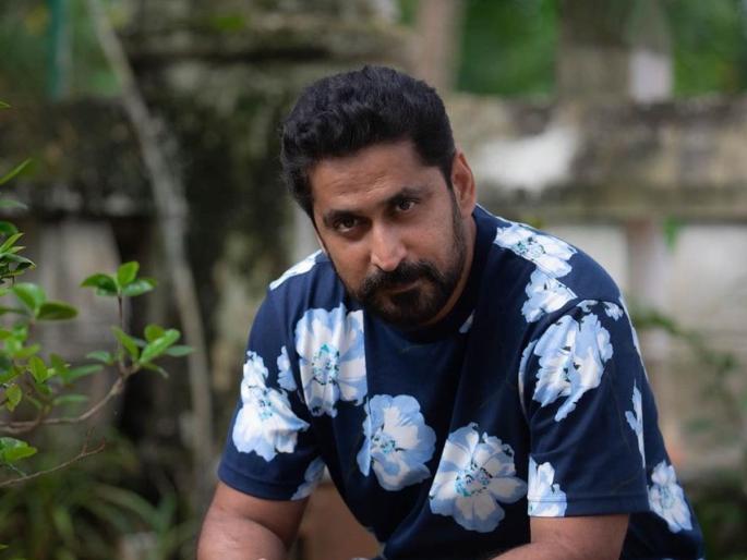 Actor Chinmay mandlekar has been shared a new post and photo on instagram | "सिग्नलला थांबलेलं असताना ही कधी कधी..", चिन्मय मांडलेकरची 'ती' पोस्ट व्हायरल Actor Chinmay mandlekar has been shared a new post and photo on instagram | "सिग्नलला थांबलेलं असताना ही कधी कधी..", चिन्मय मांडलेकरची 'ती' पोस्ट व्हायरल