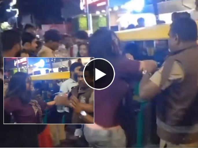 bengaluru drunken girl hurling abuses police officers at church street sent home with help from another woman | Video - धक्कादायक! मद्यधुंद तरुणीचा रस्त्यावर हायव्होल्टेज ड्रामा; पोलिसांना केली शिवीगाळ bengaluru drunken girl hurling abuses police officers at church street sent home with help from another woman | Video - धक्कादायक! मद्यधुंद तरुणीचा रस्त्यावर हायव्होल्टेज ड्रामा; पोलिसांना केली शिवीगाळ