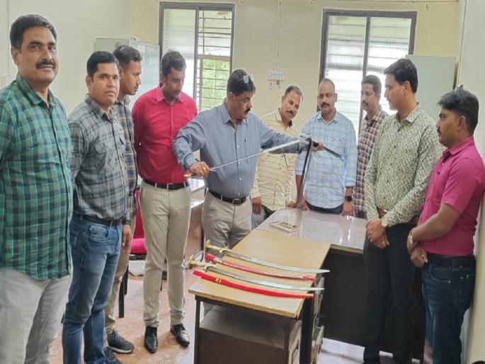 Two imprisoned with four swords; Action of Jalna LCB | चार तलवारींसह दोघे जेरबंद; जालना एलसीबीची कारवाई Two imprisoned with four swords; Action of Jalna LCB | चार तलवारींसह दोघे जेरबंद; जालना एलसीबीची कारवाई