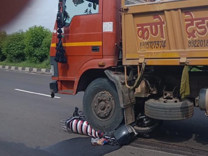 Bike rider killed on the spot in collision with speeding Tempo | भरधाव टेम्पाेच्या धडकेत दुचाकीस्वार जागीच ठार Bike rider killed on the spot in collision with speeding Tempo | भरधाव टेम्पाेच्या धडकेत दुचाकीस्वार जागीच ठार