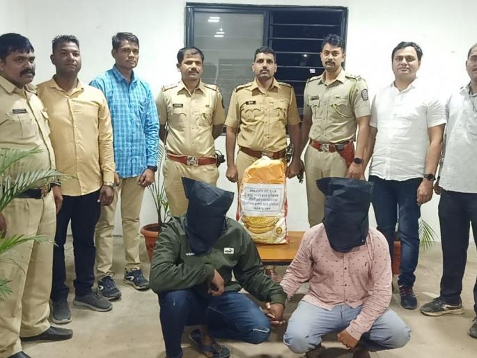 Three smugglers were handcuffed with 13 kg ganja in the destroyer | नाशकात १३ किलो गांजासह तीन तस्करांना बेड्या Three smugglers were handcuffed with 13 kg ganja in the destroyer | नाशकात १३ किलो गांजासह तीन तस्करांना बेड्या