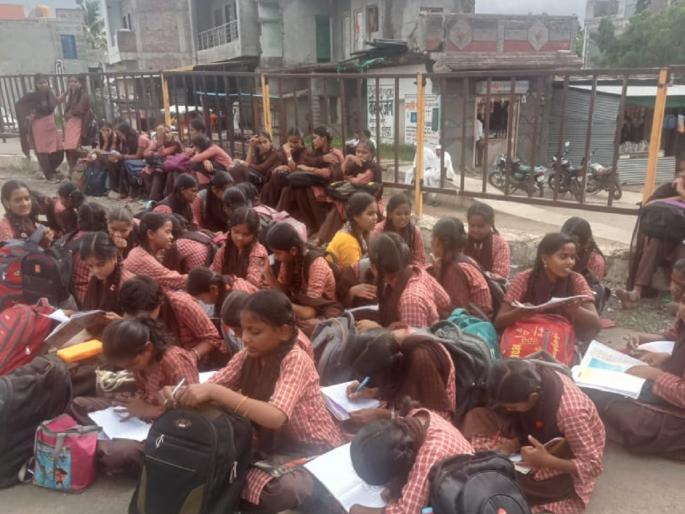 'We stand still, the bus does not stop'; Students stayed on the streets for ST Bus | 'आम्ही ताटकळत उभे असतो, बस थांबतच नाही'; एसटीसाठी विद्यार्थ्यांचा रस्त्यावरच ठिय्या