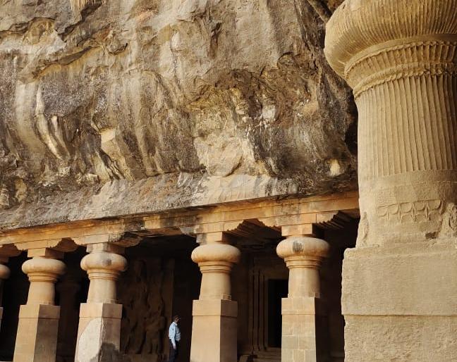 Even after repair work, villagers, businessmen suffer due to intermittent power supply on Gharapuri Island | दुरुस्तीच्या कामानंतरही घारापुरी बेटावरील खंडित होणाऱ्या वीजपुरवठ्यामुळे ग्रामस्थ, व्यावसायिक त्रस्त