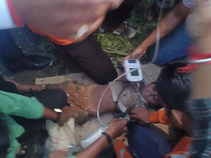 After 6 hours of tireless efforts, the toddler who fell in the borewell is out safely | ६ तासांच्या अथक प्रयत्नांना यश, बोअरवेलमध्ये पडलेला गोलू सुखरूप बाहेर After 6 hours of tireless efforts, the toddler who fell in the borewell is out safely | ६ तासांच्या अथक प्रयत्नांना यश, बोअरवेलमध्ये पडलेला गोलू सुखरूप बाहेर