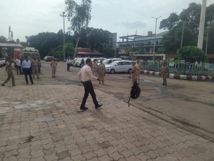 'Bomb' in Kolhapur railway station, system shook! | कोल्हापूर रेल्वेस्थानकात 'बॉम्ब', यंत्रणा हादरली! 'Bomb' in Kolhapur railway station, system shook! | कोल्हापूर रेल्वेस्थानकात 'बॉम्ब', यंत्रणा हादरली!
