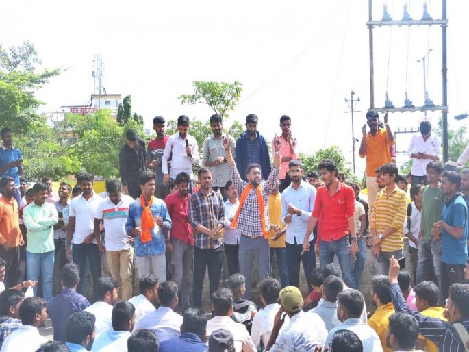 students agitaion in Latur to reduce fees for direct service examination | सरळ सेवा परीक्षेचे शुल्क कमी करण्यासाठी लातुरात आंदोलन students agitaion in Latur to reduce fees for direct service examination | सरळ सेवा परीक्षेचे शुल्क कमी करण्यासाठी लातुरात आंदोलन