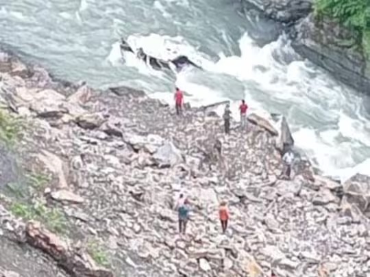 himachal pradesh 7 died in horrible road accident in chamba | हिमाचल प्रदेशमध्ये पोलिसांच्या वाहनाला भीषण अपघात; 7 जणांचा मृत्यू, 5 जखमी himachal pradesh 7 died in horrible road accident in chamba | हिमाचल प्रदेशमध्ये पोलिसांच्या वाहनाला भीषण अपघात; 7 जणांचा मृत्यू, 5 जखमी