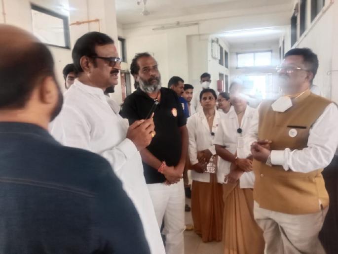 Treatment is far away, the patient is disturbed by dirt and bad smell; MLA Tanhaji Mutkule held the district hospital administration on edge | उपचार दूरच, घाणअन् दुर्गंधीनेच रुग्ण हैराण; आ. मुटकुळेंनी रुग्णालय प्रशासनाला धरले धारेवर Treatment is far away, the patient is disturbed by dirt and bad smell; MLA Tanhaji Mutkule held the district hospital administration on edge | उपचार दूरच, घाणअन् दुर्गंधीनेच रुग्ण हैराण; आ. मुटकुळेंनी रुग्णालय प्रशासनाला धरले धारेवर