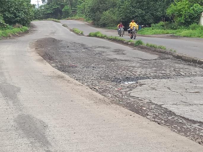 Dilapidated condition of Mankoli Chinchoti road in Bhiwandi | भिवंडीतील मानकोली चिंचोटी रस्त्याची दुरावस्था Dilapidated condition of Mankoli Chinchoti road in Bhiwandi | भिवंडीतील मानकोली चिंचोटी रस्त्याची दुरावस्था