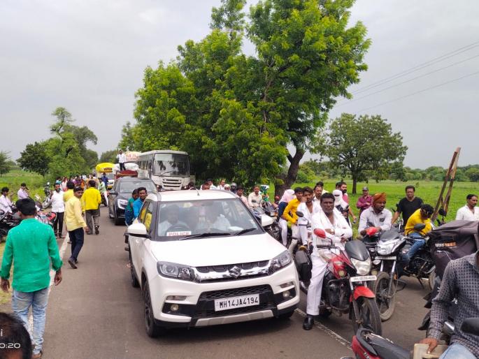 Aggressive stance of Chopanwadikar for the road; Road blocked on Beed-Parli highway, traffic stopped for two hours | चोपनवाडीकरांचा रस्त्यासाठी आक्रमक पवित्रा; बीड-परळी महामार्गावर रास्तारोको, वाहतूक २ तास ठप्प Aggressive stance of Chopanwadikar for the road; Road blocked on Beed-Parli highway, traffic stopped for two hours | चोपनवाडीकरांचा रस्त्यासाठी आक्रमक पवित्रा; बीड-परळी महामार्गावर रास्तारोको, वाहतूक २ तास ठप्प