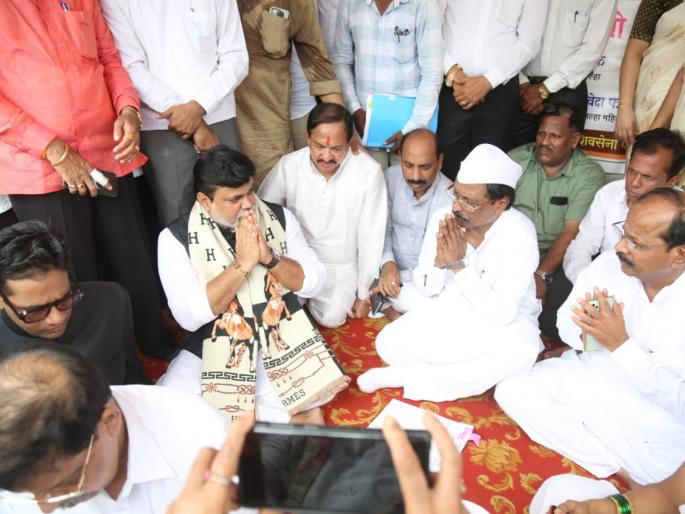 MP Vinayak Raut's hunger strike; The Guardian Minister ordered an inquiry into the land scam | खासदार विनायक राऊत यांचे उपोषण; पालकमंत्र्यांनी दिले जमीन घोटाळ्याच्या चौकशीचे आदेश MP Vinayak Raut's hunger strike; The Guardian Minister ordered an inquiry into the land scam | खासदार विनायक राऊत यांचे उपोषण; पालकमंत्र्यांनी दिले जमीन घोटाळ्याच्या चौकशीचे आदेश