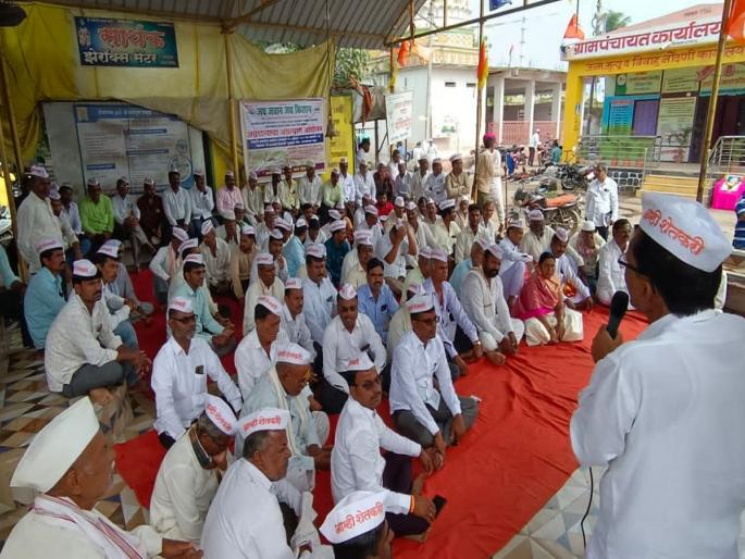 Farmers on hunger strike at Bhada for crop insurance | पिकविमासाठी भादा येथे शेतकऱ्यांचे अन्नत्याग आंदोलन Farmers on hunger strike at Bhada for crop insurance | पिकविमासाठी भादा येथे शेतकऱ्यांचे अन्नत्याग आंदोलन