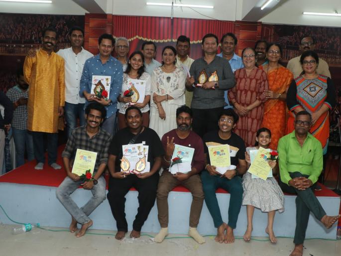 The duo of Ashish and Darshan bagged the first place in the state level island acting competition | आशिष आणि दर्शनाच्या जोडीने पटकावला राज्यस्तरीय द्वीपात्री अभिनय स्पर्धेत प्रथम क्रमांक The duo of Ashish and Darshan bagged the first place in the state level island acting competition | आशिष आणि दर्शनाच्या जोडीने पटकावला राज्यस्तरीय द्वीपात्री अभिनय स्पर्धेत प्रथम क्रमांक